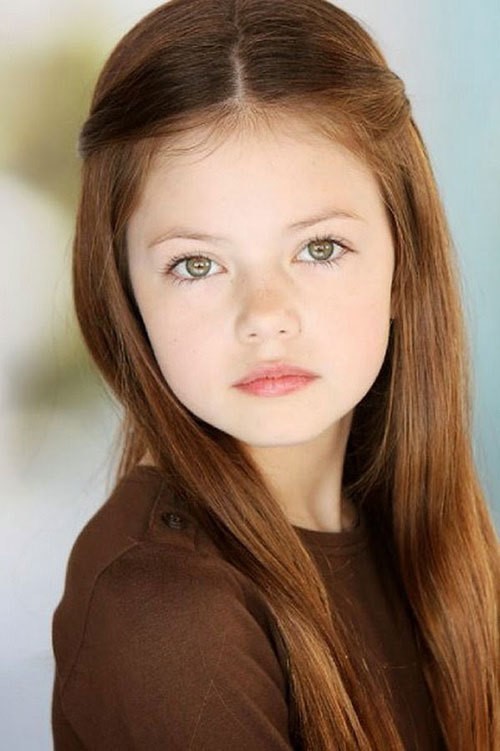 Mackenzie Foy sinh năm 2000, là người mẫu kiêm diễn viên Mỹ. Cô bé được biết đến nhiều nhất với vai diễn Renesmee Cullen trong tập cuối của 