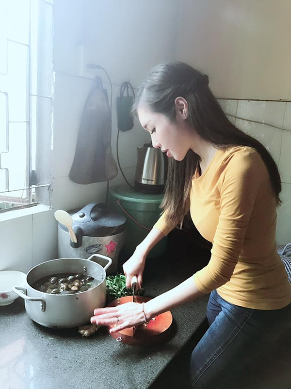 “Bà mẹ hai con” Elly Trần xinh đẹp nấu ăn.