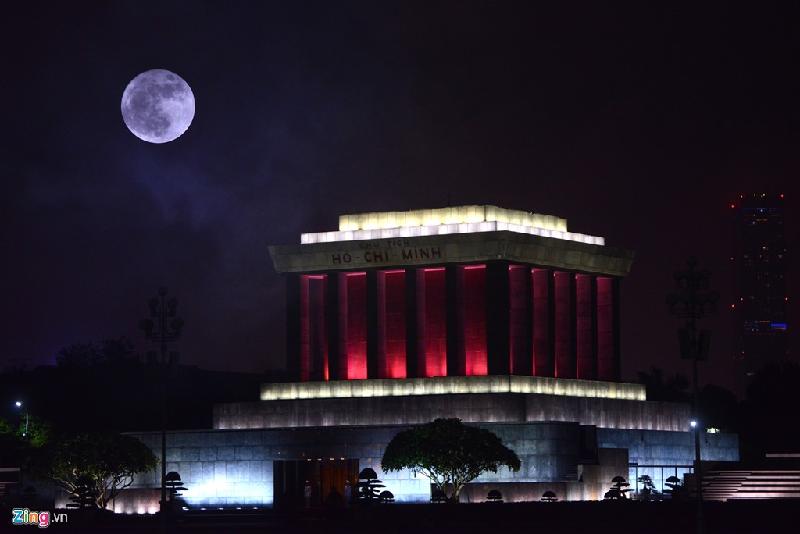 Hiện tượng siêu trăng xuất hiện từ gần 18h ở Hà Nội. Một trong những khu vực dễ nhìn thấy nhất là Quảng trường Ba Đình.