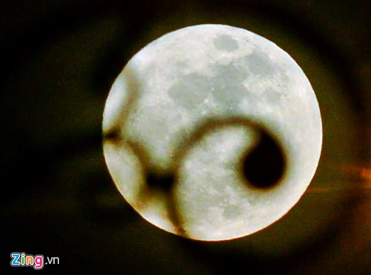 Hôm nay còn có nhiều hiện tượng đặc biệt khác khiến kích thước, độ sáng hay màu sắc trăng thay đổi.