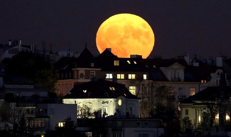 Siêu trăng màu da cam quan sát được ở thủ đô Prague, Cộng hòa Czech tối 14/11.
