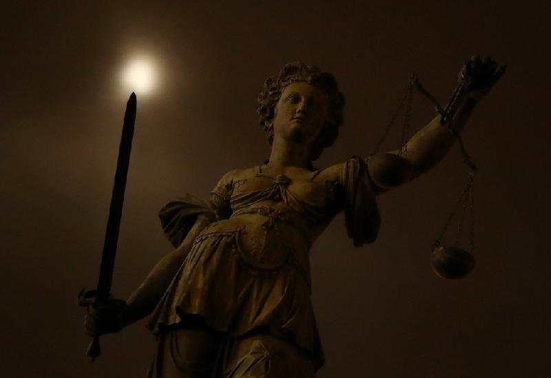 Siêu trăng "đậu" trên thanh kiếm của Nữ thần Công lý tại thành phố Frankfurt, Đức. Do bầu trời nhiều mây, hình ảnh siêu trăng tại đây không to và sáng rõ như nhiều nơi khác.