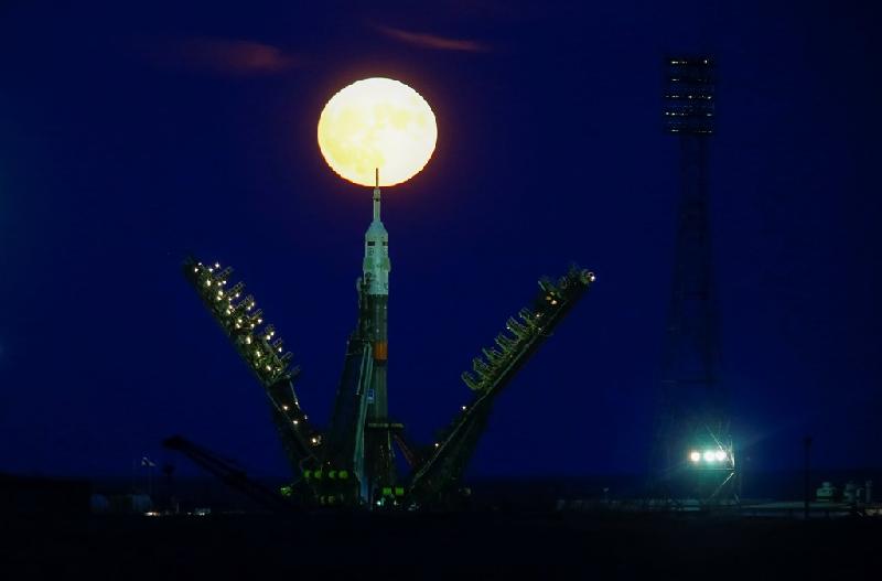 Tàu vũ trụ Soyuz MS-03 ở sân bay vũ trụ Baikonur, Kazakhstan, hiện lên nổi bật trong đêm trăng tròn lớn nhất từ năm 1948 tới nay.