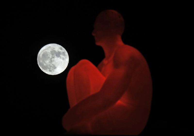 Siêu trăng ở thành phố Nice, miền nam nước Pháp bên cạnh bức tượng của nghệ sĩ Jaume Plensa. Mặt trăng sẽ không ở gần trái đất như vậy cho đến ngày 25/11/2034.