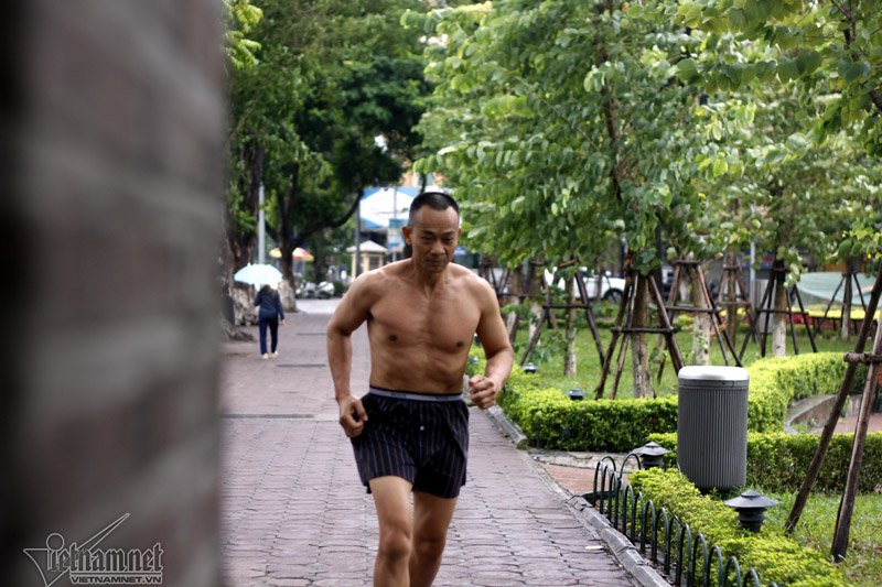 Sáng nào ông Nguyễn Xuân Thà (57 tuổi) cũng dậy từ sớm chạy vòng quanh hồ Gươm