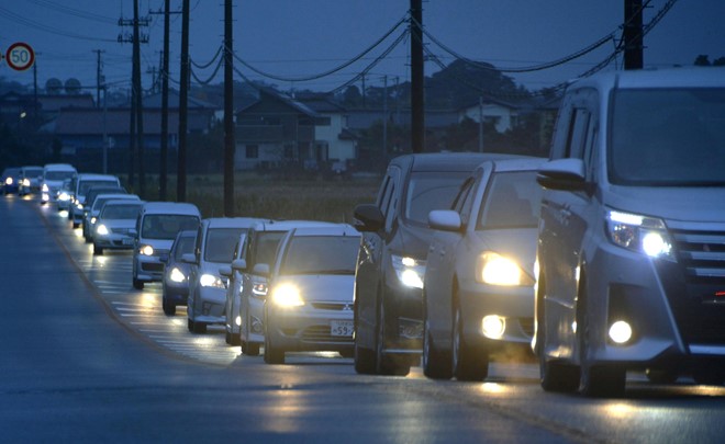 Người dân ở Iwaki, tỉnh Fukushima, sơ tán đến các nơi cao hơn để tránh sóng thần vào sáng 22.11. Đến 8h (giờ địa phương), tỉnh Miyagi ghi nhận sóng thần cao 1,4 m. Ảnh: 