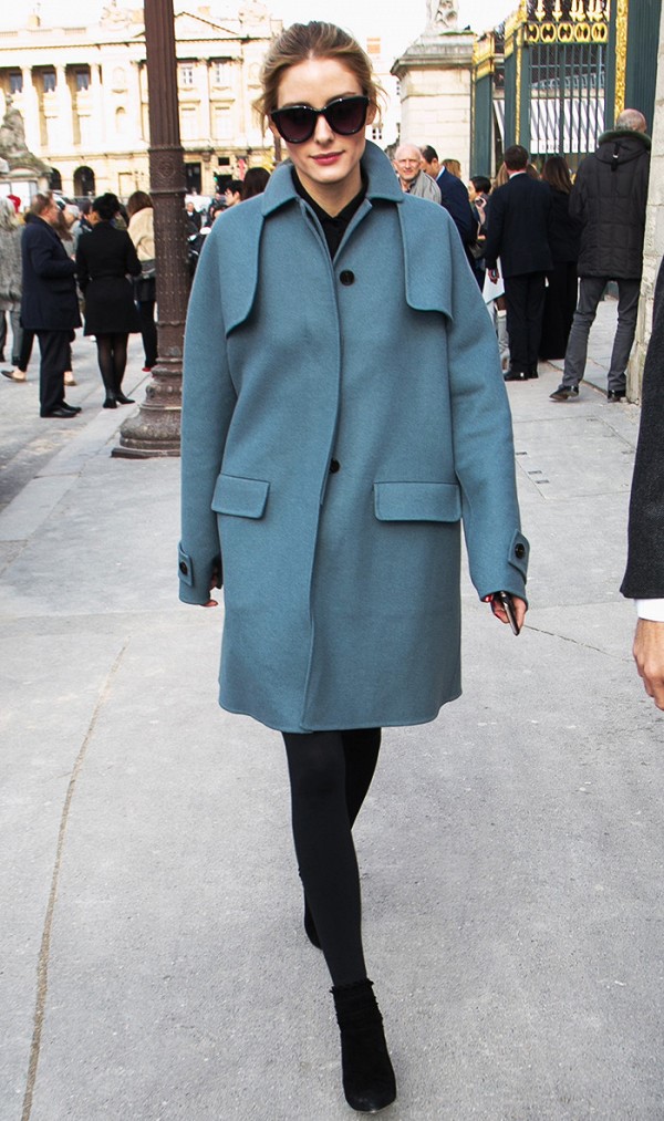 Cô chọn áo khoác oversized ấm áp màu xanh dương nhẹ nhàng để kết hợp đơn giản cùng áo len, quần tất và bốt cùng gam màu đen. Chiếc kính râm luôn là bạn đồng hành với cô  khi dạo phố.