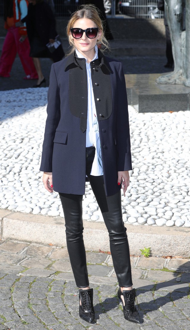 Vẫn chiếc áo này, khi tham dự tuần lễ thời trang Paris, cô nàng lại phối thanh lịch với blazer đen, quần da và giày cao gót mũi nhọn.