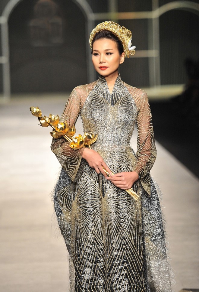 Điểm đặc biệt trong set đồ của giám khảo Vietnam's Next Top Model là phụ kiện mấn trị giá 500 triệu đồng.