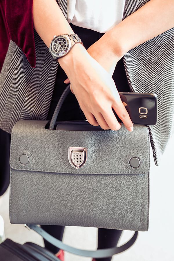 Siêu mẫu khoe túi xách Dior và đồng hồ Chanel có tổng giá trị lên đến gần 400 triệu đồng.