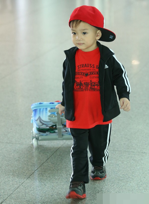 Con trai nuôi ca sĩ Thanh Thảo chọn cả bộ đồ thể thao cực ngầu khi xuất hiện tại sân bay. Đội mũ lệch, đồ hiệu cực chất chơi đó nhé.