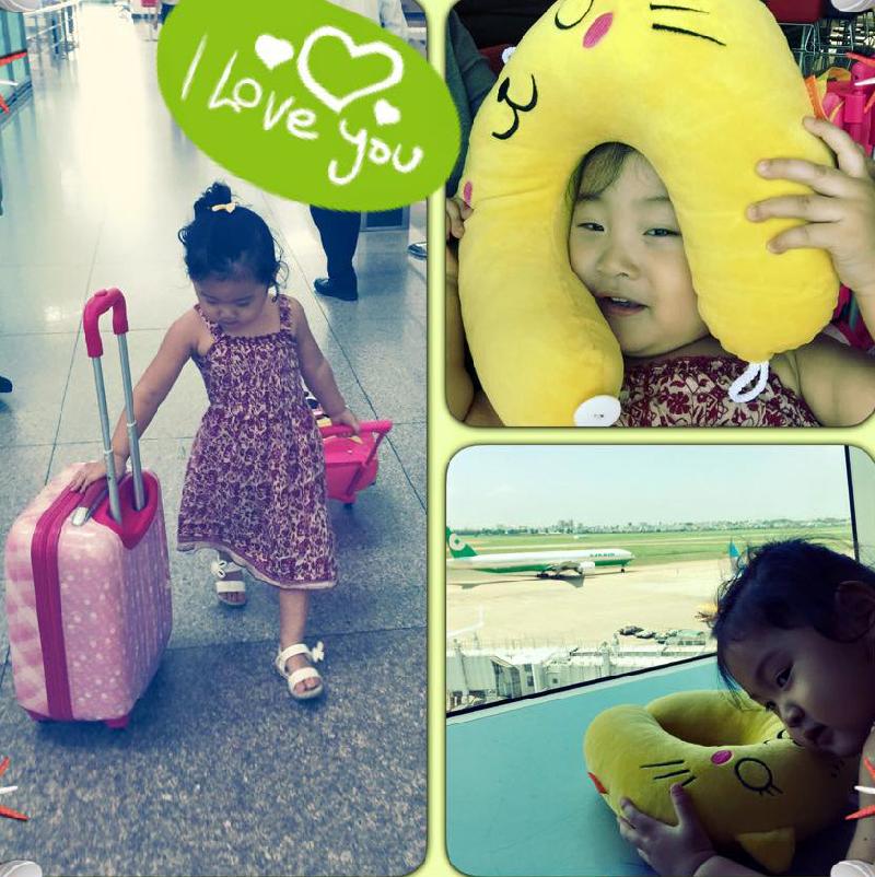 Con gái hoa hậu Hương Giang không chỉ xúng xính váy áo mà còn chuẩn bị sẵn sàng mọi phụ kiện để có một chuyến bay thật tuyệt vời.