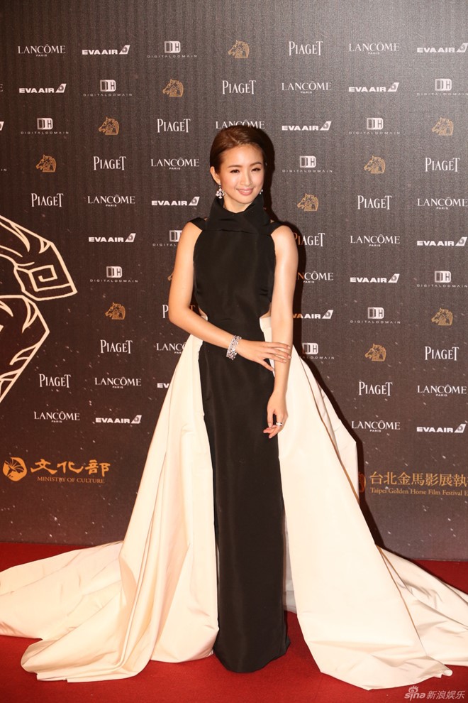Nữ diễn viên Lâm Y Thần kín cổng cao tường trong bộ đầm thướt tha tông trắng đen. Đã khá lâu cô mới trở về Đài Loan.