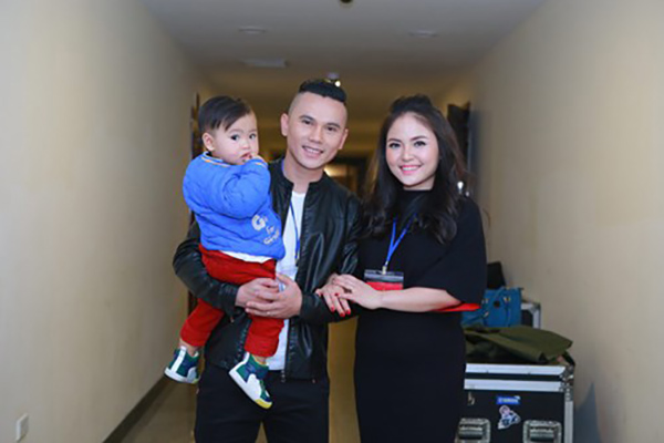 Tú Dưa đang có cuộc sống hạnh phúc bên ca sĩ Lam Trang cùng cậu con trai kháu khỉnh.