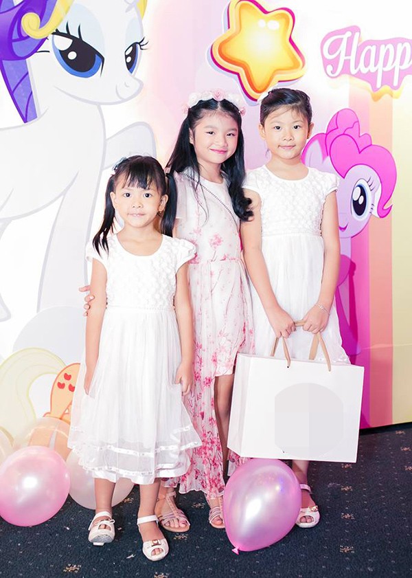 Bà xã Bình Minh đưa hai con gái tới chúc mừng sinh nhật Bảo Tiên.