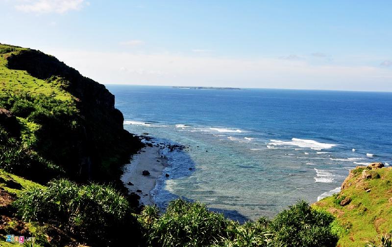 Từ đỉnh núi Thới Lới, du khách phóng tầm mắt về phía xã đảo An Bình (đảo Bé Lý Sơn) sẽ thấy hòn đảo này trông như dấu chấm nhỏ giữa biển trời. 