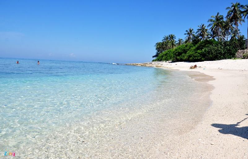 Bãi cát trắng tinh hòa mình trong làn nước biển trong vắt ở đảo Bé Lý Sơn.