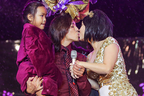 Việt Hương vừa khóc vừa hôn chồng dưới cơn mưa tầm tã - 8