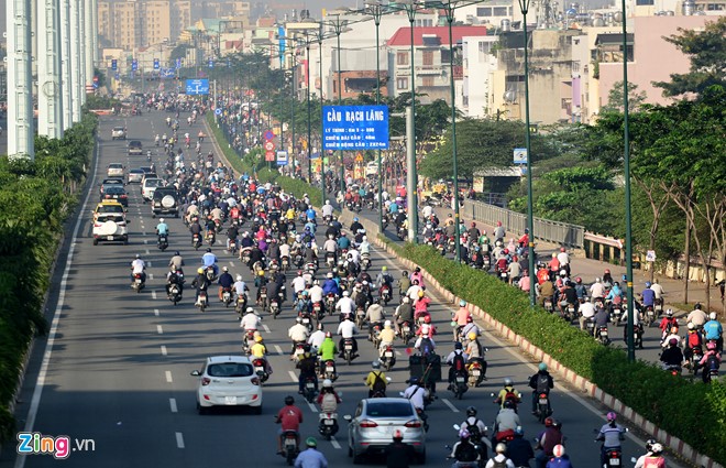 Một số đoạn như từ đường số 38 đến nút giao thông Bình Triệu (quận Thủ Đức), cầu Bình Lợi đến vòng xoay Phạm Văn Đồng - Phan Văn Trị xe máy chạy lần hết các làn của ôtô.
