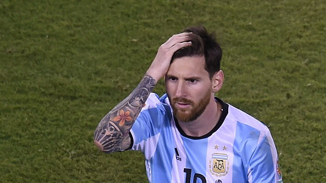 Sau thất bại trước Chile trong trận chung kết Copa America 2016, Lionel Messi bất ngờ tuyên bố giã từ đội tuyển quốc gia. Điều này khiến làng túc cầu bị sốc nặng. Nhiều chiến dịch đã xuất hiện để kêu gọi số 10 người Argentina từ bỏ ý định. Sau cùng, Messi cân nhắc lại và quyết định tái xuất trong màu áo Argentina.
