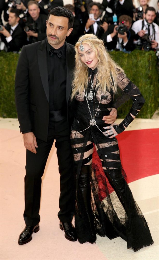 Hồi tháng 5, Madonna từng bị chỉ trích mặc phản cảm trên thảm đỏ Met Gala 2016 khi xuất hiện bên cạnh nhà thiết kế Riccardo Tisci. Bộ đồ ren bị nhận xét hở bạo, không hợp với phụ nữ ở độ tuổi U60. Sau đó, Madonna lên tiếng phản pháo, cho rằng chiếc váy là tuyên ngôn về nữ quyền. 
