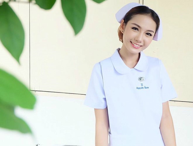 Namkhing Kanyapak (22 tuổi) được mệnh danh là “nữ y tá nổi tiếng nhất Thái Lan” nhờ xuất hiện trên mạng xã hội có hơn 32 triệu thành viên 9Gag. Gương mặt xinh đẹp, nụ cười tươi, đôi mắt sáng của 9X khiến nhiều dân mạng 