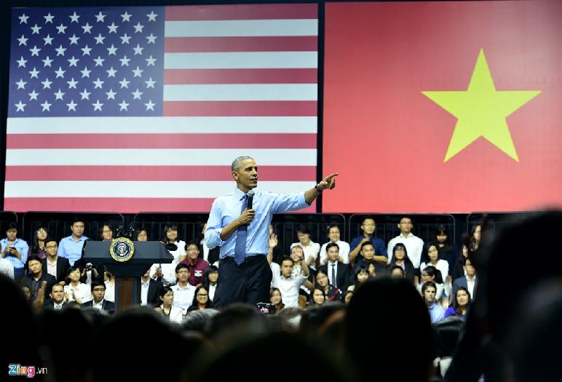 Hồi tháng 5, trong chuyến công du Việt Nam, Tổng thống Mỹ Barack Obama có buổi gặp gỡ và nói chuyện với các thành viên Sáng kiến Thủ lĩnh Trẻ Đông Nam Á (YSEALL) ở TP.HCM. Tại đây, rapper Suboi may mắn có cơ hội đặt câu hỏi cho ngài tổng thống. Sau đó, đích thân ông Obama đề nghị cô thể hiện một đoạn rap bằng tiếng Việt. Ảnh: Lê Quân.