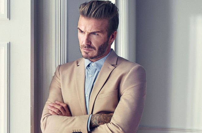 Với phong cách tổng hoà giữa tính chỉn chu, lịch lãm trong sự kiện và vẻ rắn rỏi, mạnh mẽ ở đời thường, David Beckham luôn là cái tên được ưu ái trong giới thời trang. Tuy chỉ sử dụng các món đồ kinh điển như suit, áo phông hay jeans, ngôi sao bóng đá vẫn là niềm ao ước của các chàng trai bởi vẻ nam tính và quyến rũ vượt thời gian.