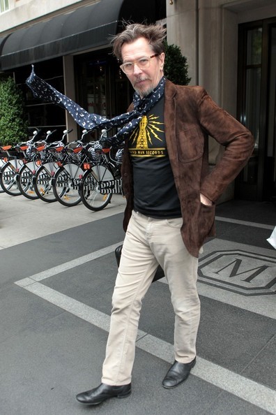 Ở tuổi 58, Gary Oldman vẫn khiến nhiều chàng trai ngưỡng mộ bởi phong cách thời trang cá tính, bất cần mang đậm dấu ấn cá nhân. Ông ít khi phối đồ theo nguyên tắc thông thường, mà vận dụng chính cảm nhận duy mỹ để tạo nên tổng thể thời trang lạ mắt, như phối áo thun cùng khăn lụa hoạ tiết, hay áo vest và quần đùi trên đầu gối. 