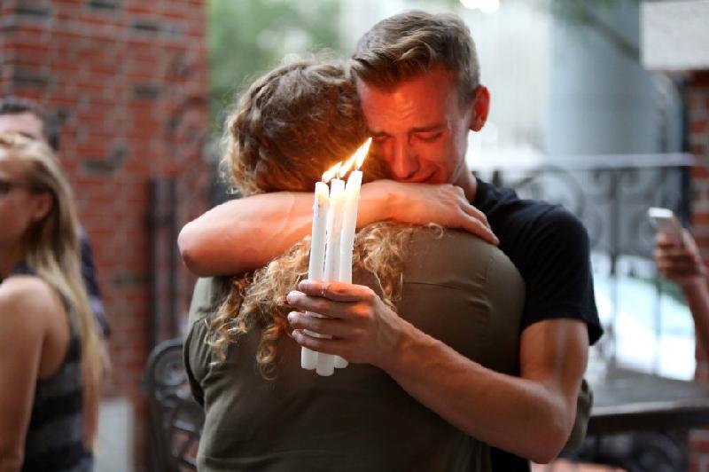 Khoảnh khắc thắp nến tưởng niệm 50 nạn nhân tử vong trong vụ thảm sát tại hộp đêm Pulse dành cho người đồng tính ở Orlando (Florida, Mỹ) sáng 12/6. Đây là vụ xả súng khiến nhiều người thiệt mạng nhất trong lịch sử nước Mỹ.