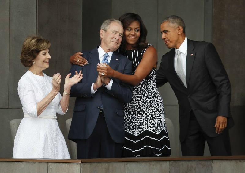 Vào buổi lễ khánh thành bảo tàng quốc gia lịch sử về người Mỹ gốc Phi tại thủ đô Washington hôm 24/9, đệ nhất phu nhân Michelle Obama đã dành cho cựu tổng thống Bush cái ôm nồng hậu. Khoảnh khắc này chứng minh tình bạn 8 năm của họ, đồng thời thể hiện sự hoà hợp giữa hai đảng, hai thế hệ và lên án nạn phân biệt chủng tộc - vấn đề đang gây nhiều tranh cãi tại Mỹ.
