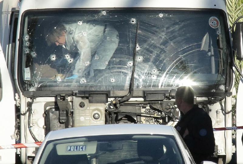 Đội pháp y của cảnh sát Pháp điều tra một xe tải tại hiện trường vụ khủng bố ở thành phố Nice. Ngày 15/7, một tay súng gốc Tunisia bất ngờ lái xe lao vào đám đông đang chờ xem pháo hoa kỷ niệm ngày độc lập, sau đó xả súng vào họ. Vụ tấn công khiến 84 người thiệt mạng và hàng chục người bị thương.