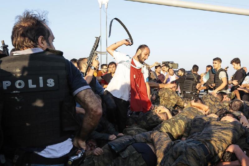 Một người đàn ông dùng thắt lưng để đánh những binh sĩ tham gia vào âm mưu đảo chính ở thành phố Istanbul, Thổ Nhĩ Kỳ ngày 16/7. Hơn 90 người thiệt mạng và hơn 1.000 người bị thương do những cuộc đụng độ ở Istanbul và thủ đô Ankara do chính biến nhằm lật đổ chính quyền Tổng thống Recep Tayyip Erdogan.