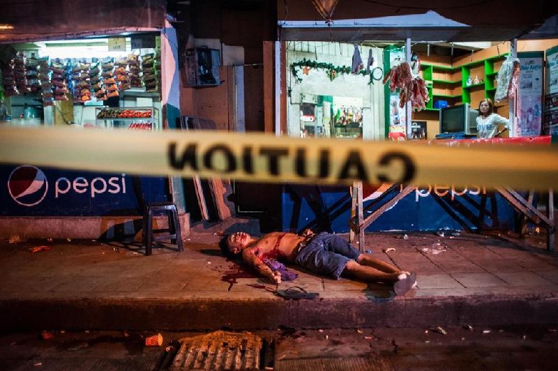 Một người được cho là kẻ buôn lậu ma túy thiệt mạng ngày 16/7 trong chiến dịch trấn áp các băng đảng buôn lậu chất gây nghiện này ở Philippines. Gần 6.000 người đã chết từ khi Tổng thống Duterte phát động chiến dịch tiêu diệt tội phạm đẫm máu.