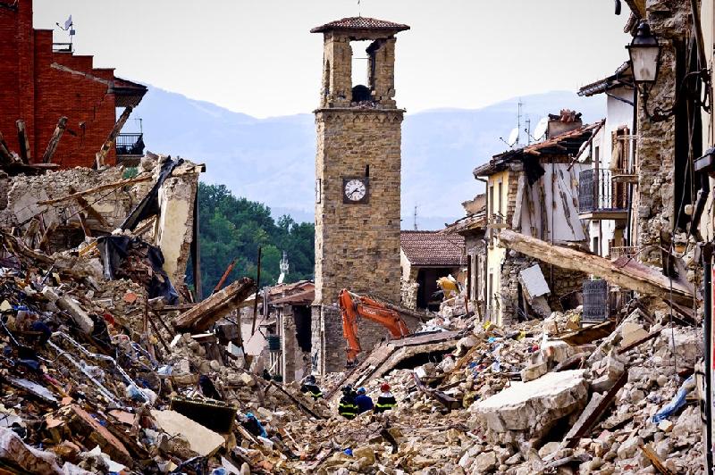 Khung cảnh hoang tàn tại thị trấn Amatrice, miền trung Italy, sau trận động đất 6,2 độ Richter ngày 24/8. Gần 300 người thiệt mạng sau thiên tai này.