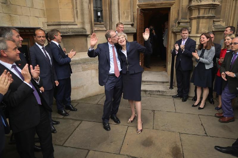 Bà Theresa May bên chồng Philip John May đón nhận sự chúc mừng của các đồng nghiệp trong ngày bà được bầu làm thủ tướng mới của nước Anh ngày 11/7. Thủ tướng David Cameron đã từ chức sau sự kiện dân Anh bỏ phiếu để rời khỏi châu Âu Brexit. Bà May trở thành người phụ nữ thứ 2 giữ chức thủ tướng.