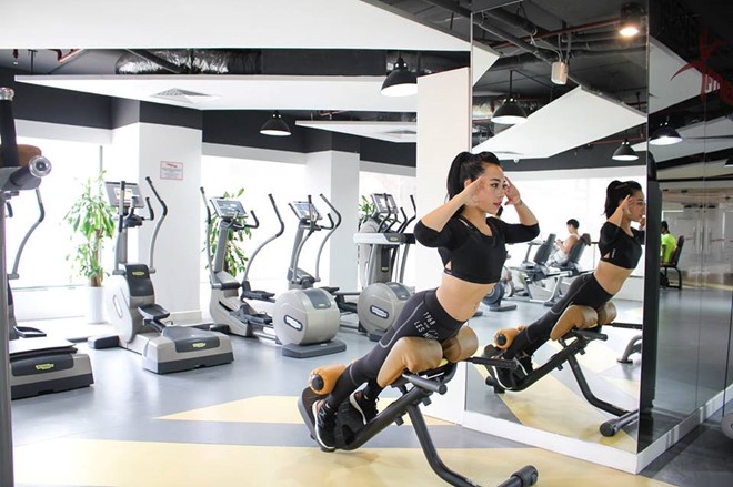 Chế độ tập luyện vừa sức, không cần ăn kiêng kham khổ, Phạm Ngọc Quỳnh (huấn luyện viên thể hình tại Hà Nội) vẫn sở hữu vóc dáng cân đối, vòng mông 97 cm quyến rũ.