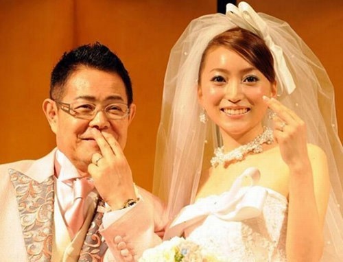 Năm 2011, diễn viên nổi tiếng Cha Kato tuyên bố kết hôn với một phụ nữ kém ông 45 tuổi. Năm 2014, báo chí nhiều lần đưa tin hôn nhân ông trục trặc do mâu thuẫn chuyện phòng the. Nam diễn viên gạo cội gặp vấn đề sức khỏe. Dù ông không tiếc tiền mua sắm cho Ayana nhưng không ngăn nổi cảnh bị cô “cắm sừng”. Hiên, Cha Kato đã ở tuổi 73, tuyên bố vẫn hạnh phúc bên Ayana.