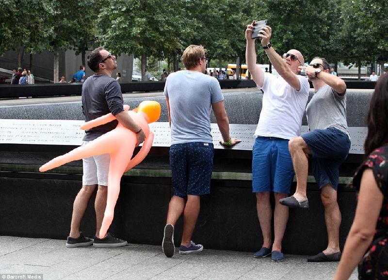 Ngày 9/9 vừa qua, nhóm du khách Anh vô tư selfie với búp bê 