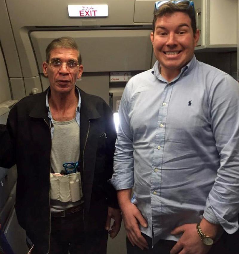 Người xem không khỏi ngán ngẩm khi trông thấy cảnh hành khách 26 tuổi Ben Innes (đến từ Anh) tươi cười chụp hình cùng tên không tặc máy bay người Ai Cập đang đeo đai thuốc nổ - Seif Eldin Mustafa - khi bị hắn bắt làm con tin. Vụ việc diễn ra hồi cuối tháng 3 năm nay trên chiếc máy bay của hãng hàng không EgyptAir (Ai Cập). Ảnh: