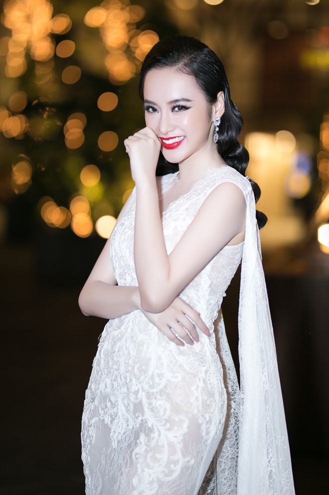 Việc chỉn chu trang phục ở sự kiện giúp Phương Trinh được đánh giá là một trong những sao nữ có phong cách thời trang ổn định. Đi kèm bộ váy ren trắng nhã nhặn, người đẹp chọn tông trang điểm đậm, tóc xoăn gợn sóng cổ điển.