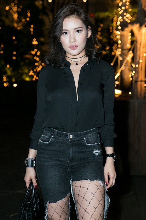 Bạn gái Đinh Tiến Đạt - Milan Phạm diện sơ-mi tối màu kết hợp cùng quần jeans rách, tất lưới.