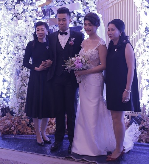 Bạn gái cũ Trương Thế Vinh rạng rỡ trong ngày cưới. Chú rể có vẻ ngoài phong độ, hiện làm việc trong ngành ngân hàng. Ảnh: Facebook.