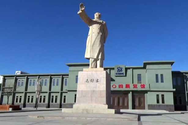 Tượng đài cố Chủ tịch Trung Quốc Mao Trạch Đông đặt tại quảng trường thành phố.