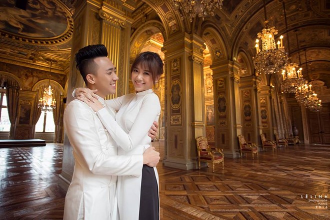 Cách đây ít phút, album ảnh cưới ngọt ngào của Trấn Thành và Hari Won tại Paris (Pháp) đã được chia sẻ trên mạng xã hội. Nhiếp ảnh gia tiết lộ đã chụp bộ ảnh từ khá lâu trước đó nhưng giờ mới đăng tải do yêu cầu từ phía cô dâu và chú rể.