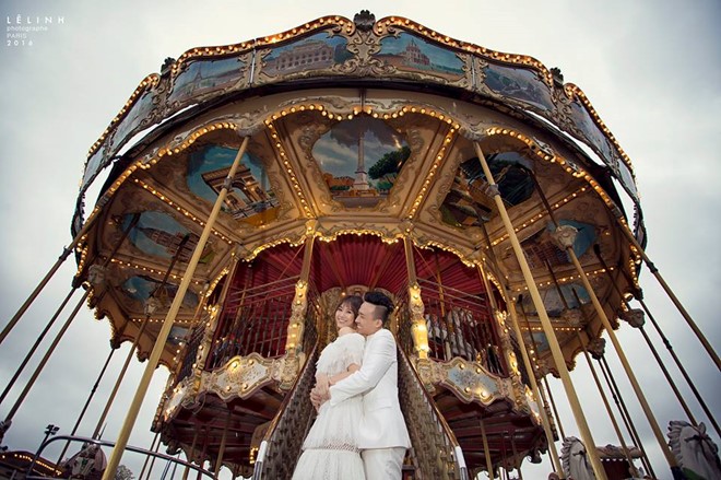 Bên cạnh áo dài truyền thống, cô dâu Hari Won còn diện váy cưới xếp tầng hiện đại trong những shot ảnh ở khu vui chơi đối diện tháp Eiffel.