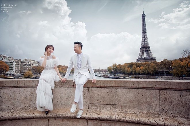 Giây phút lãng mạn của đôi tình nhân ở thủ đô Paris xinh đẹp ở nước Pháp.