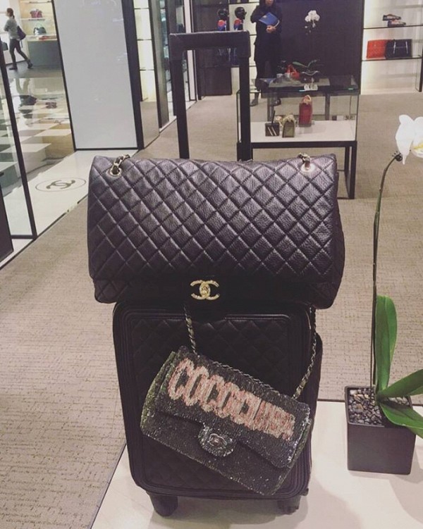 Bộ vali, túi xách Ngọc Trinh mới mua với giá 14.000 USD (khoảng hơn 300 triệu đồng).