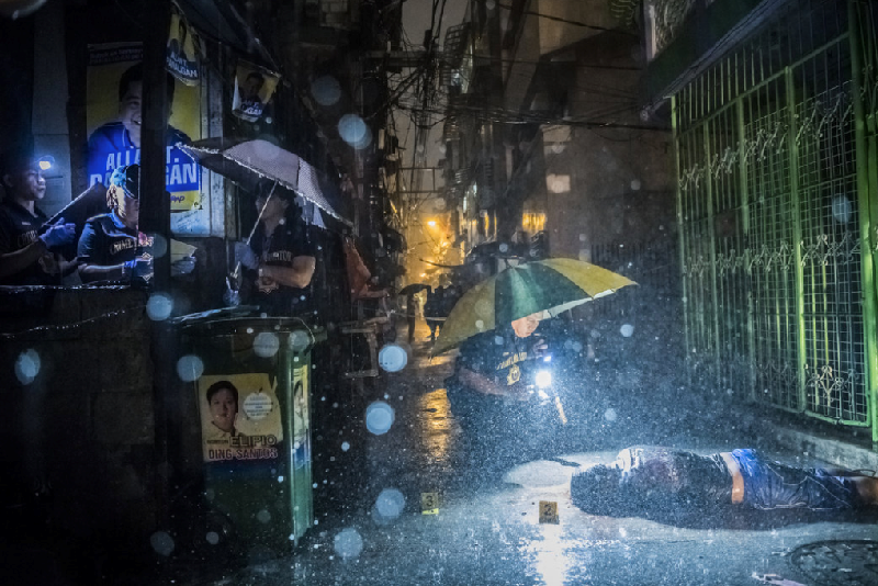  Người đàn ông nằm chết giữa một con ngõ của quận Pasay ở thủ đô Manila trong đêm mưa. Đây là cái chết thứ 17 mà Daniel Berehulak, phóng viên New York Times, chứng kiến ở Philippines. Nó diễn ra vào ngày thứ 11 anh ta đến đất nước này. Romeo Torres Fontanilla, 37 tuổi, bị hai người đàn ông lạ mặt đi môtô bắn chết.