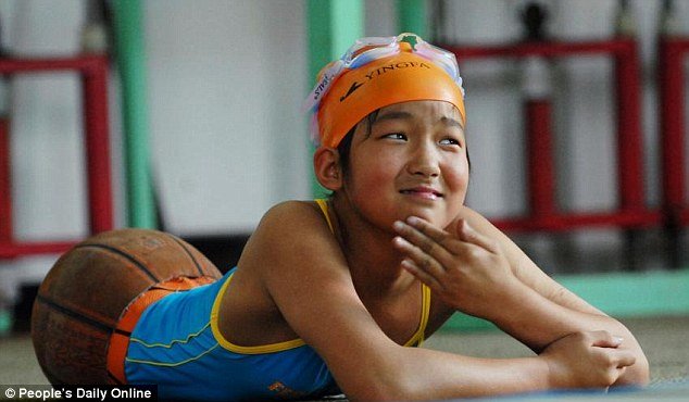Ban đầu, Qian gặp rất nhiều khó khăn khi học bơi. Thậm chí, cô bé từng chia sẻ vào năm 2011 rằng: “Dường như không có cách nào giúp tôi nổi trên mặt nước. Tôi bị nghẹt thở.”  Tuy vậy, khiếm khuyết của cơ thể không ngăn cản cô bé trở thành một vận động viên thành công.